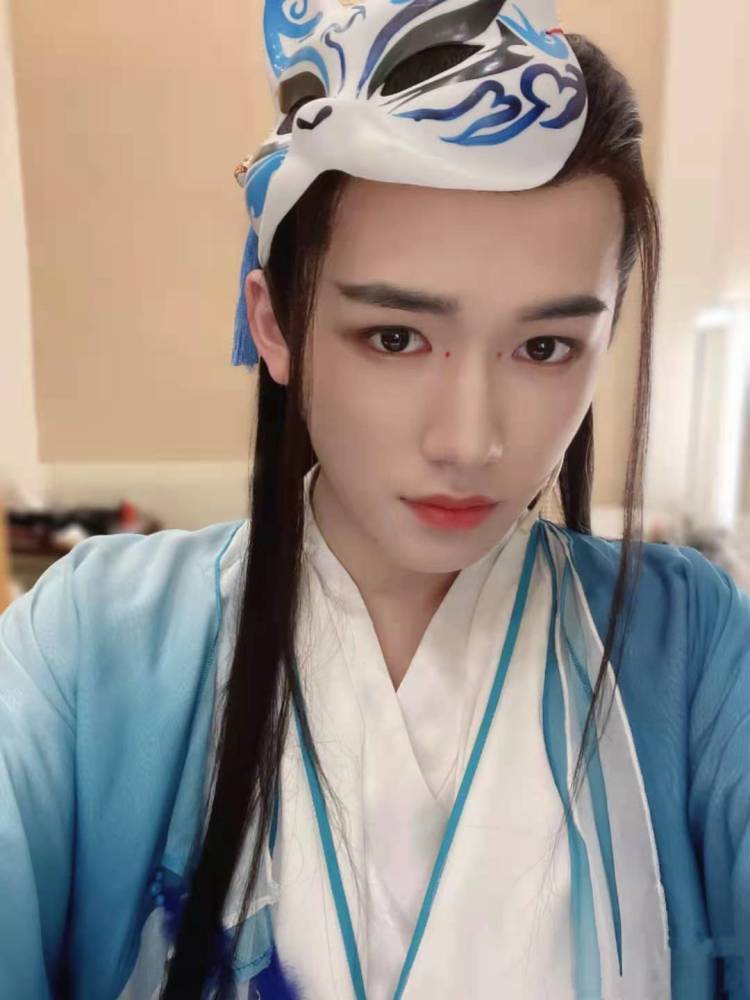宋亚轩儿童节晒自拍,素颜照引发热议,时代少年团门面就这?