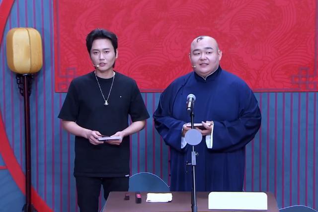 德云社杨鹤通深夜发文,与孟鹤堂同框合影,一起祝大家节日快乐