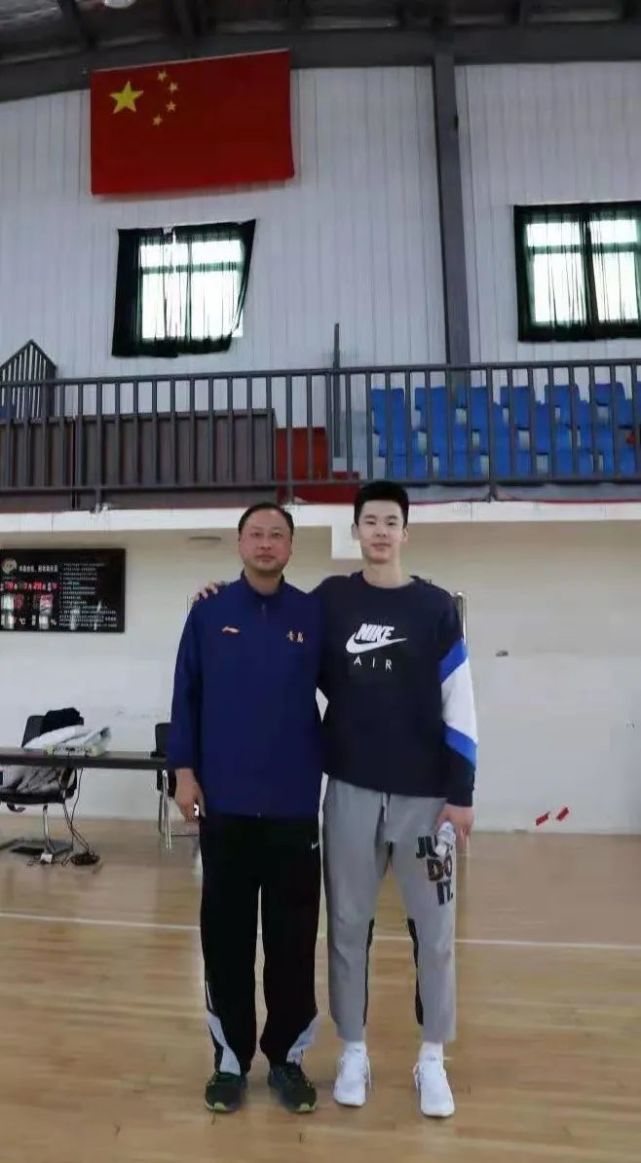 青岛小伙逐梦nba中国男篮首位00后国手郭昊文报名参加新赛季nba选秀