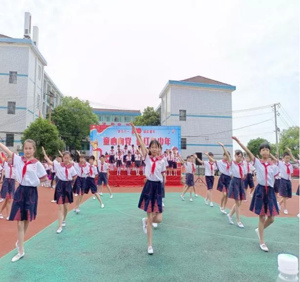 6月1日上午,东岸小学迎来了"童心向党 快乐成长"庆祝建党100周年