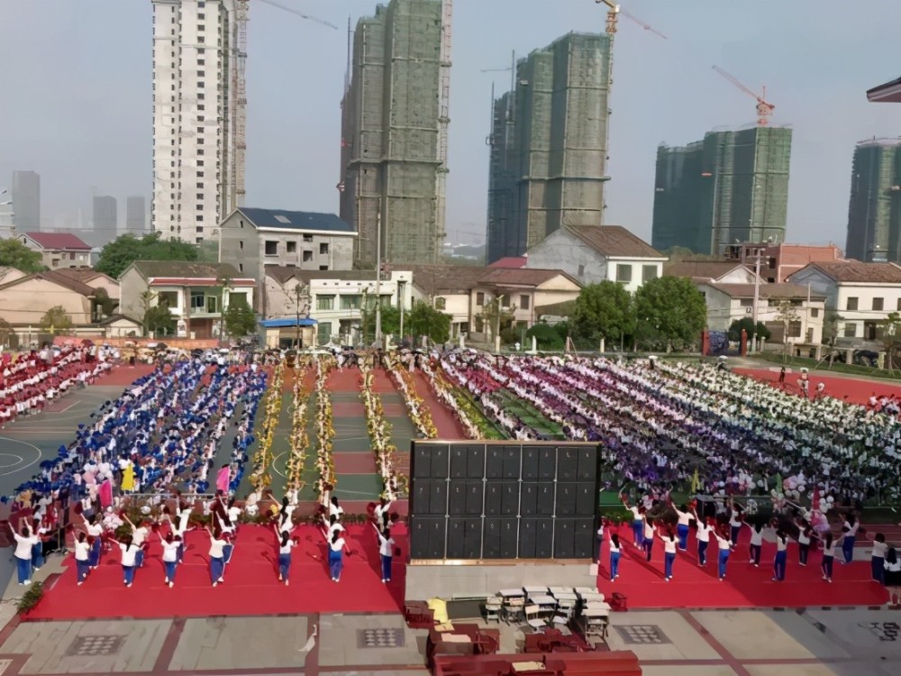 6月1日上午,东岸小学迎来了"童心向党 快乐成长"庆祝建党100周年