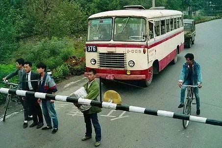 老照片!1990年的北京繁华街头景象,你还记得这些场景吗?