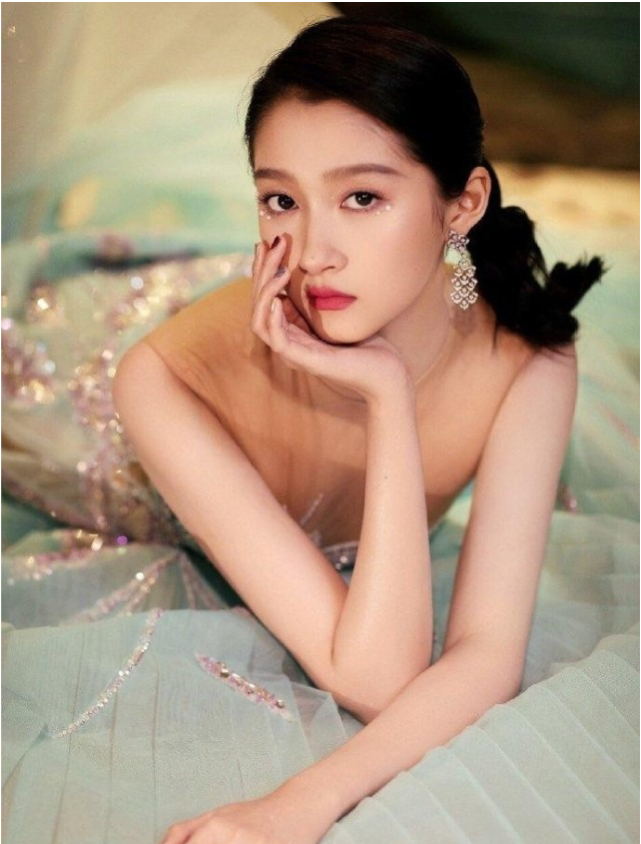 1997年,关晓彤出生于北京,4岁出道,处女作是《烟海沉浮》.