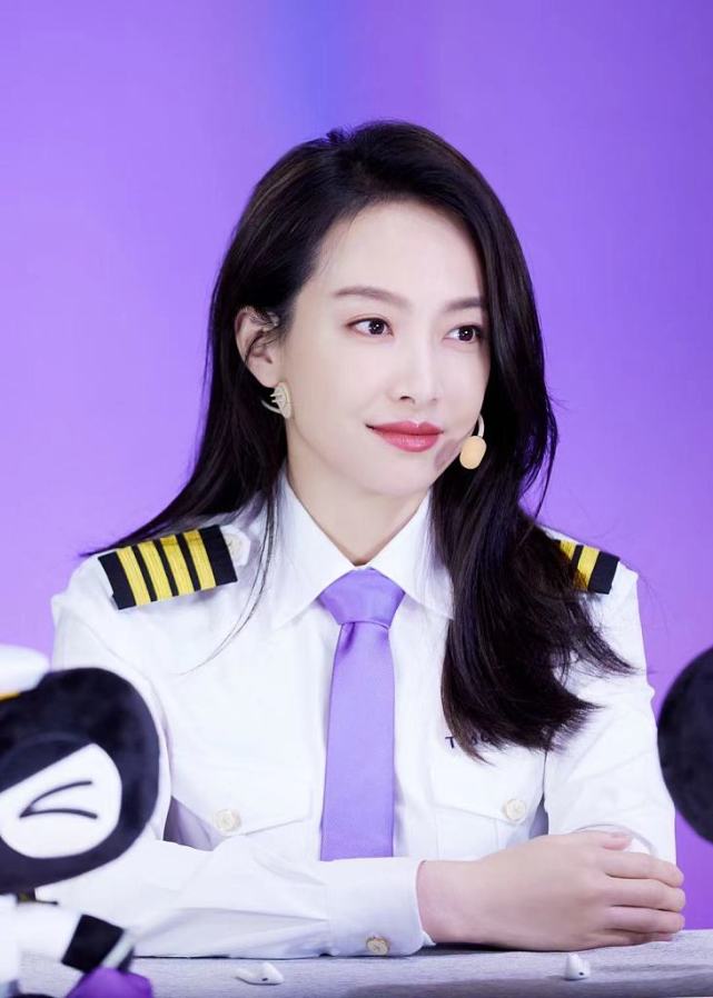宋茜制服look化身酷飒女机长 笑容治愈气质卓然