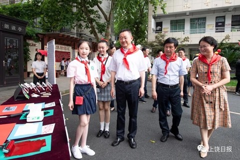 市人大常委会副主任余接成,副市长郑少薇,市委秘书长孔先锋一同看望