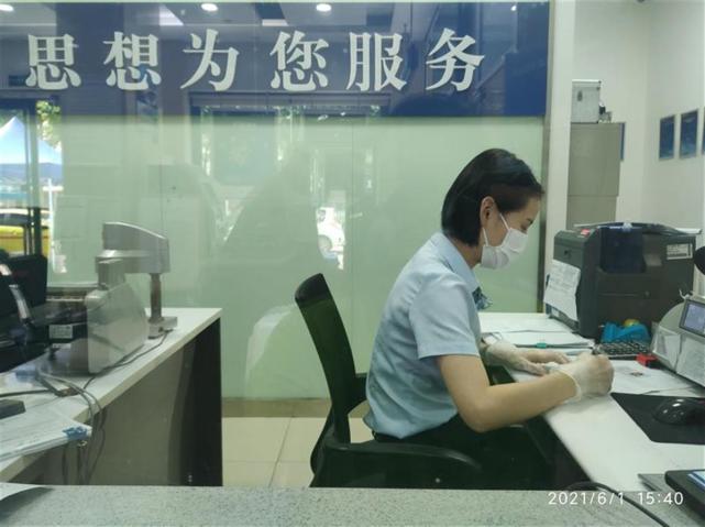 卧床老人不能到网点办借记卡,银行工作人员上门办理