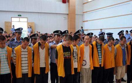 重庆最牛黑老大说他来了小孩就不敢哭当地人只认他不认县长