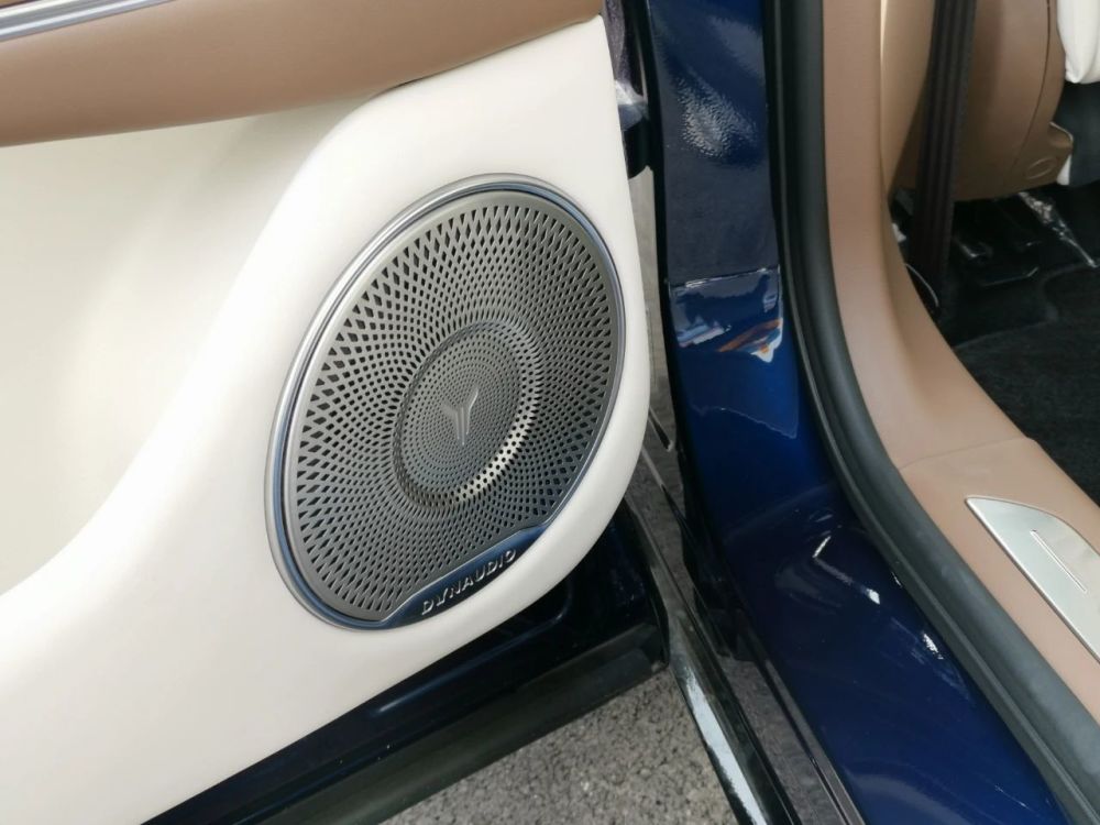 岚图free车型的扬声器品牌来自于我们熟悉的 丹拿音响,在车内共有10个