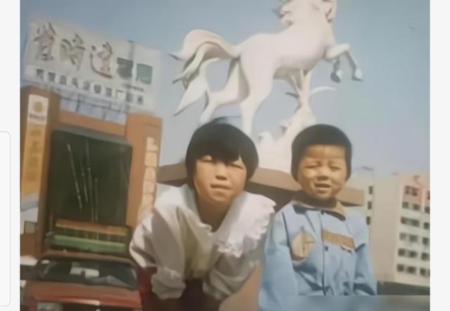 面对郭威小时候的一些照片,你是否觉得他的童年生活快乐,幸福?