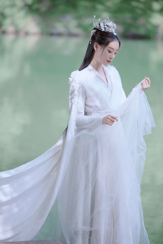 祝绪丹化身幻境小仙女,纯净无暇的白衣和她的长相真的很搭配,穿古装
