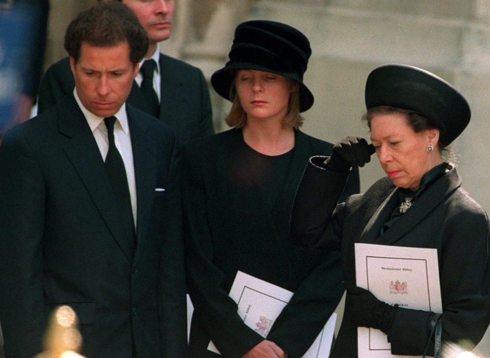 24年前戴安娜葬礼,玛格丽特公主不愿向灵柩鞠躬,二人有何恩怨