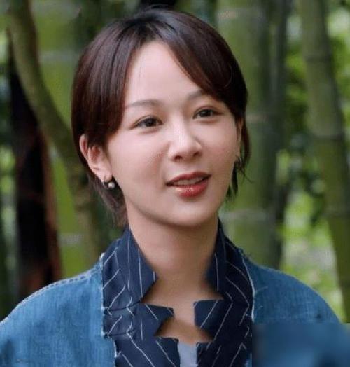 杨紫穿穿着牛仔外套,绑着低马尾.卸妆后的样子,皮肤状态好.
