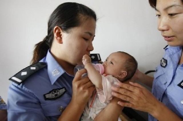 汶川地震中女警蒋晓娟在废墟中哺乳9名婴儿今已任职副政委