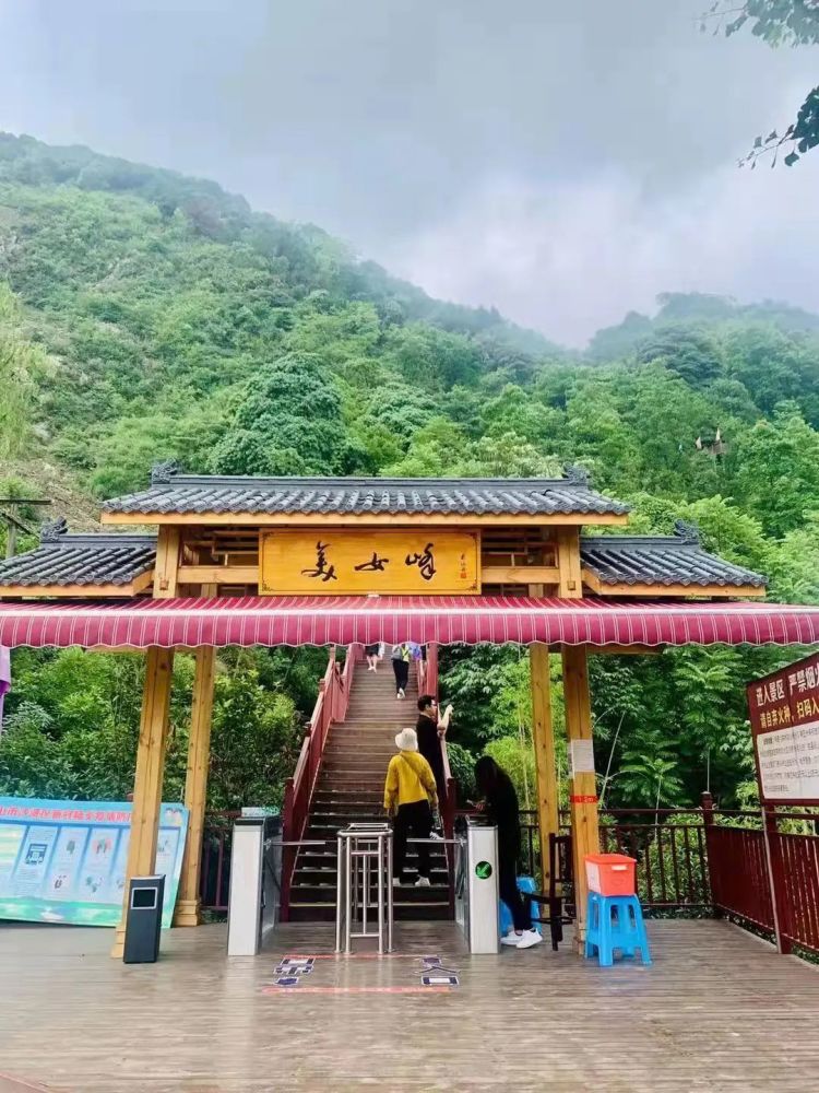 沙湾美女峰(又名三峨山),系峨眉山脉的第三峰,因形似一美女仰躺此地而