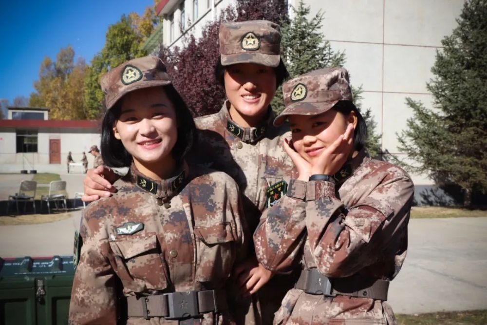 有颜有才的女大学生, 参军后跟自己玩命!