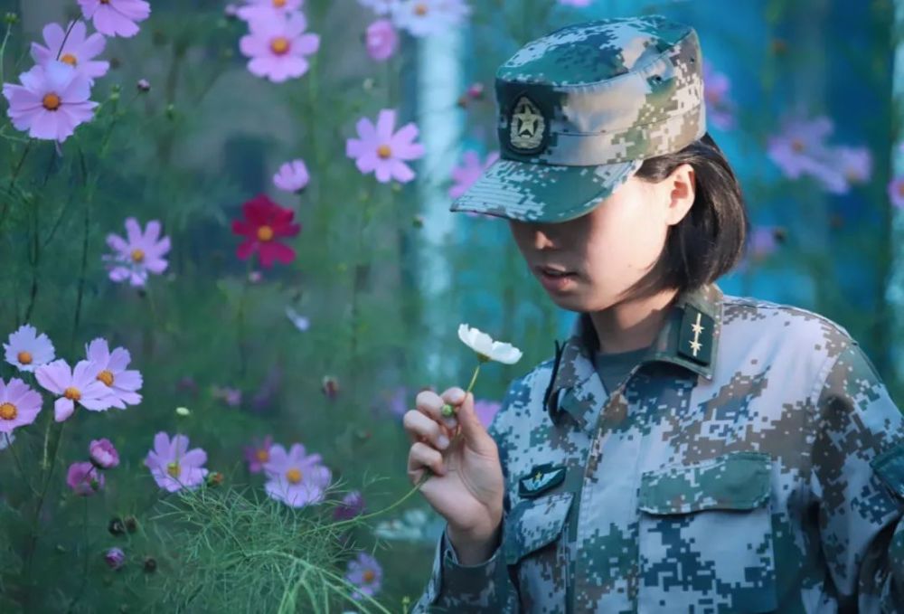 有颜有才的女大学生, 参军后跟自己玩命!