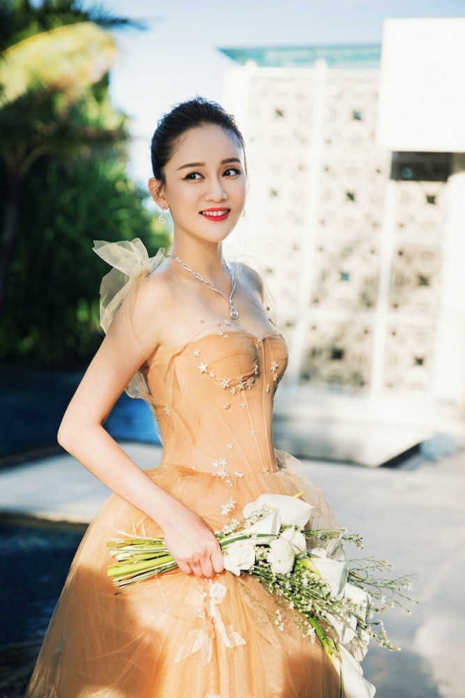 陈乔恩婚纱写真大片她身着各式轻纱长裙展现出优雅出尘的成熟魅力