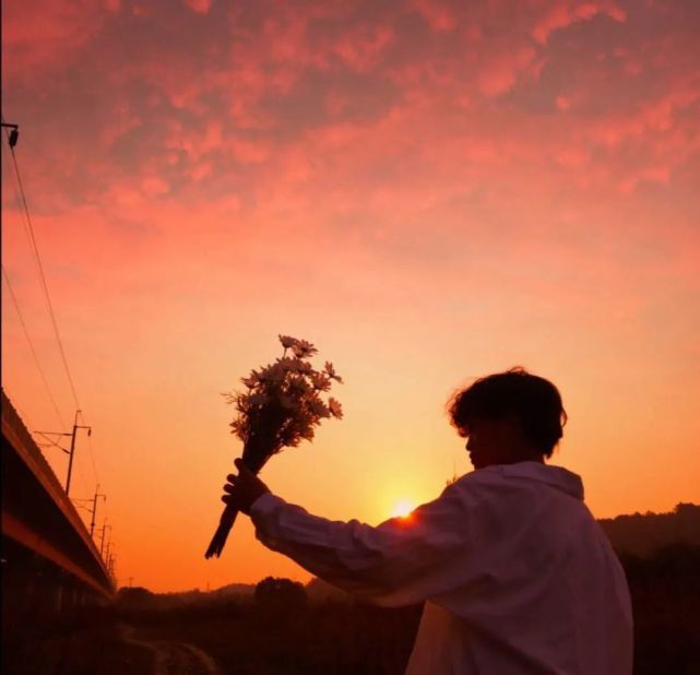 男生头像夕阳之下凝望你远去的背影