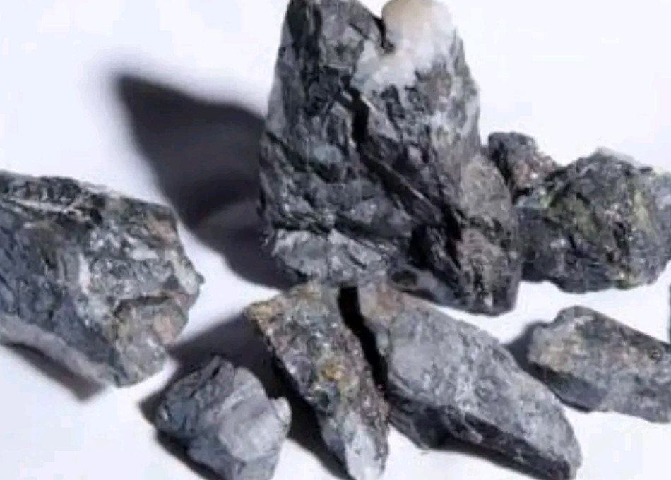 钨是一种金属元素,加工后的钨,硬度很大,密度高,耐高温,俗话说真金不