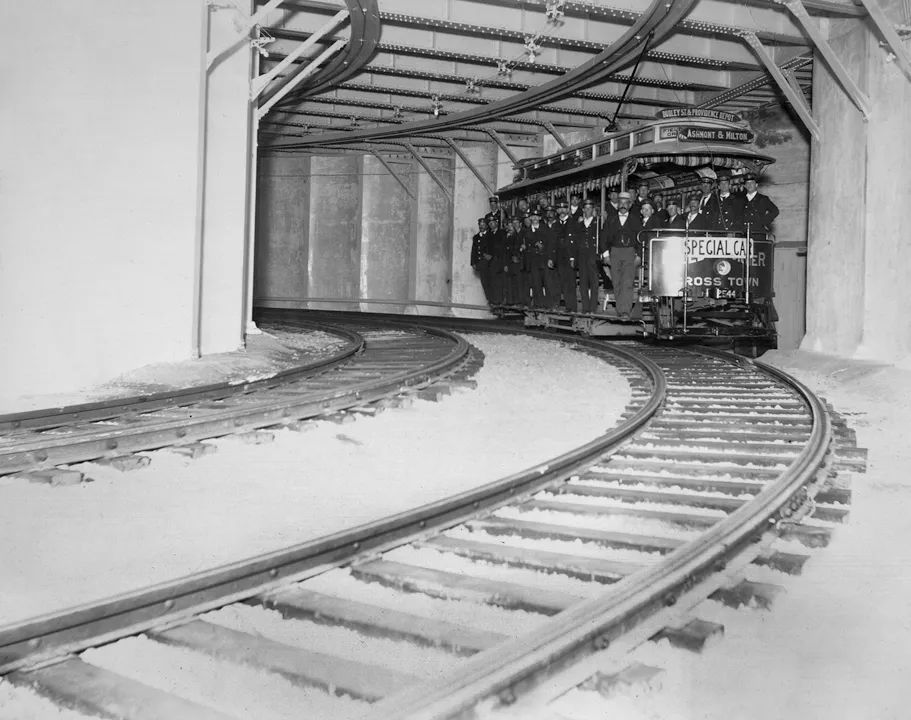 比如,波士顿第一辆绿线地铁,开通于1897年.