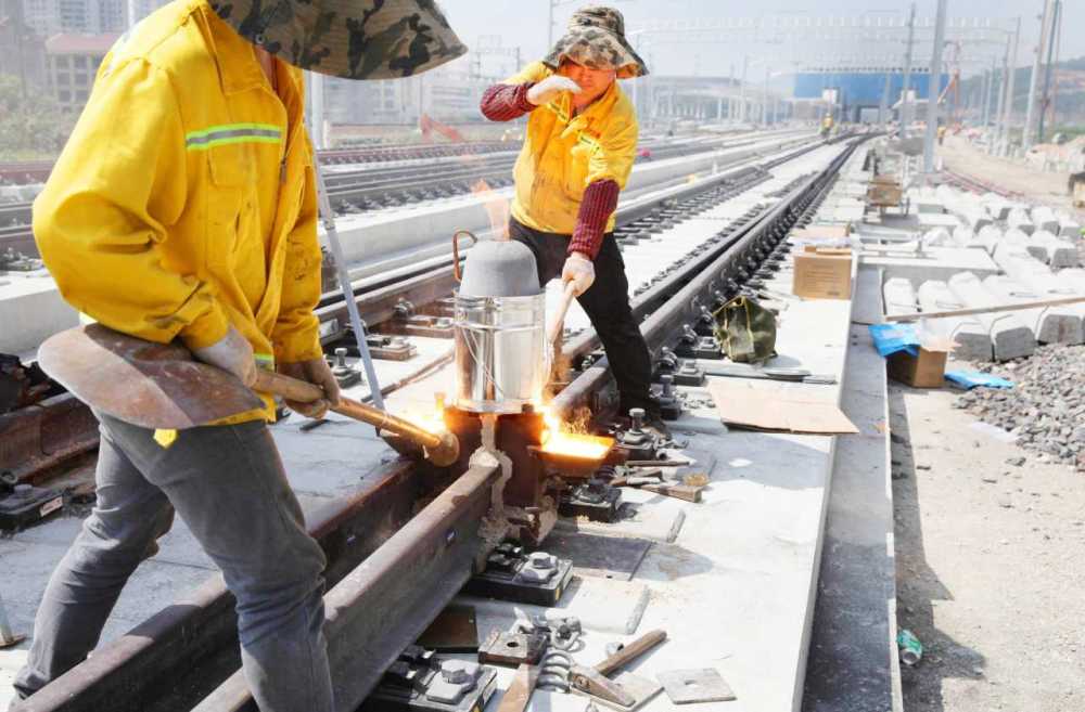 5月31日,杭绍台铁路温岭火车站岔道口,技术工人正在用"铝热焊"焊接