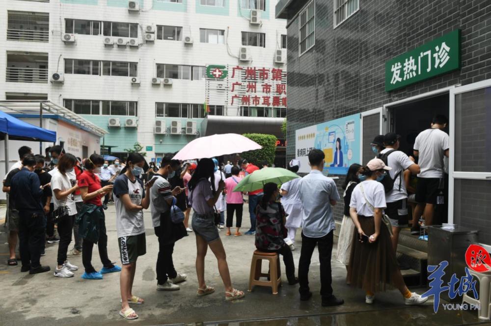【图集】健康码变黄,广州街坊排队做核酸检测