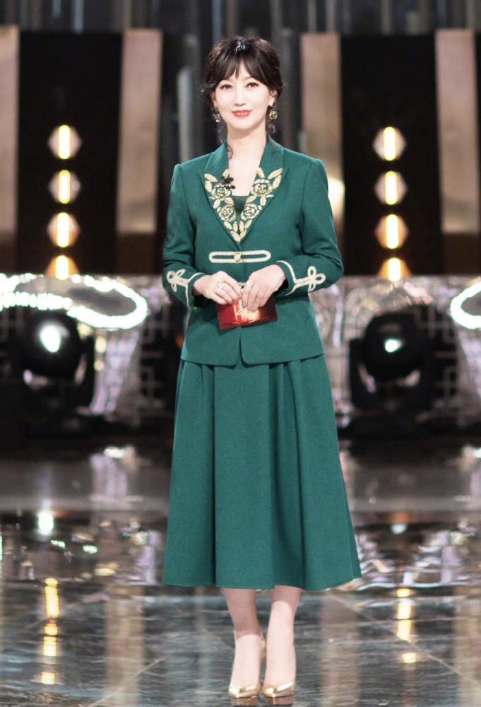 赵雅芝参加某节目造型,墨绿色西服裙套装气质优雅知性