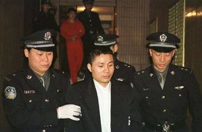 各项法律法规处于百废俱兴状态,在那个年代提及张君他的凶名,在湖南