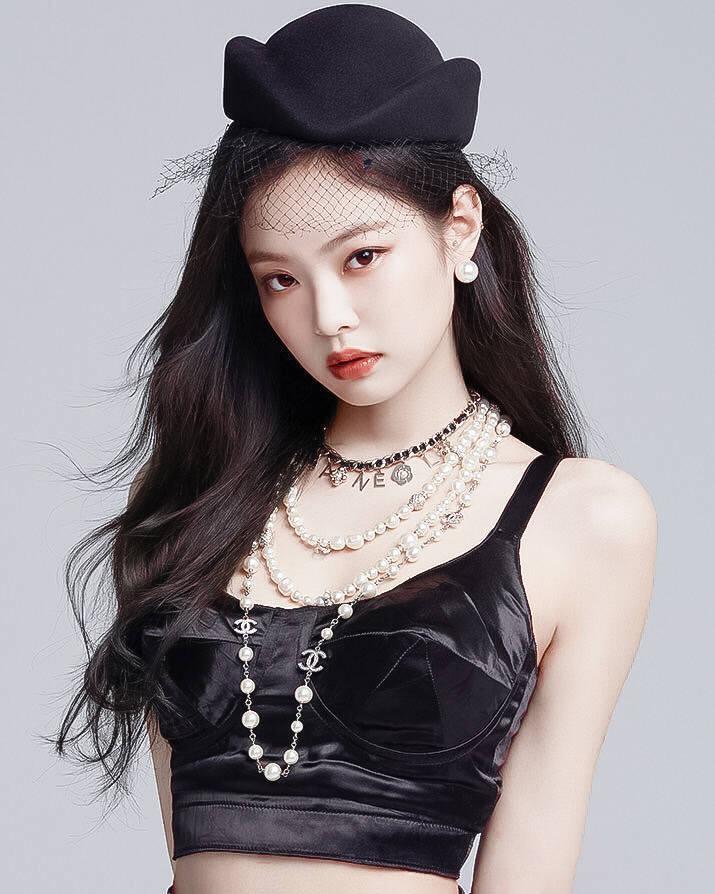 粉墨jennie晒照又瘦了,坐地秀事业线放电,男神收割机让人丢魂魄