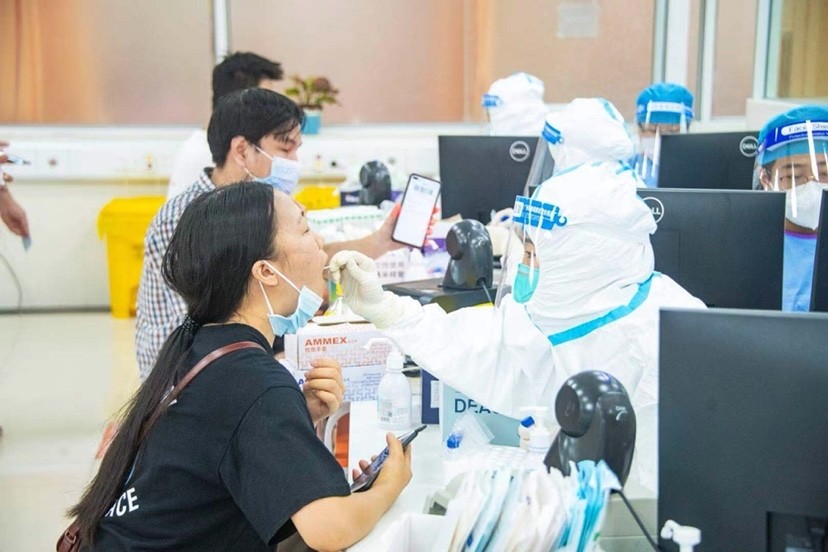 直击|番禺二院:帐篷可遮阳挡雨,市民有序排队测核酸