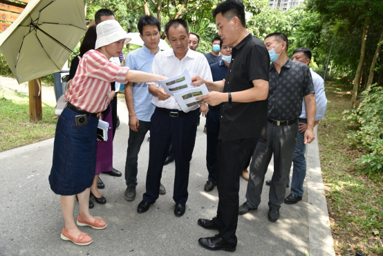 刘先荣局长到市园科院观赏植物种质资源圃开展工作调研