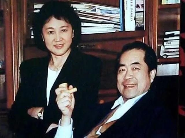 范曾和楠莉 而且针对外界那些质疑的声音,或许也会中气十足地进行