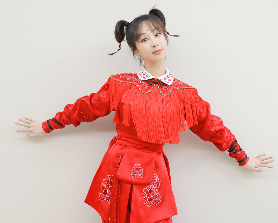 杨紫cos红孩儿造型精修图与生图被拿来对比颜值高低很显然