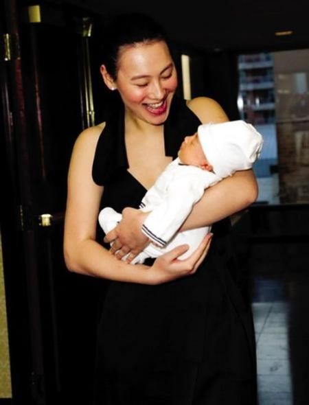也许是李泽楷的不婚主义,也有可能梁洛施天生爱自由不愿被豪门禁锢.