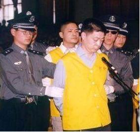此人是黑帮老大无恶不作杀人无数最后下场很凄惨