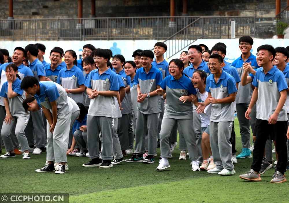 2021年6月2日,贵州省从江县第二民族高级中学的高三学生在参加减压