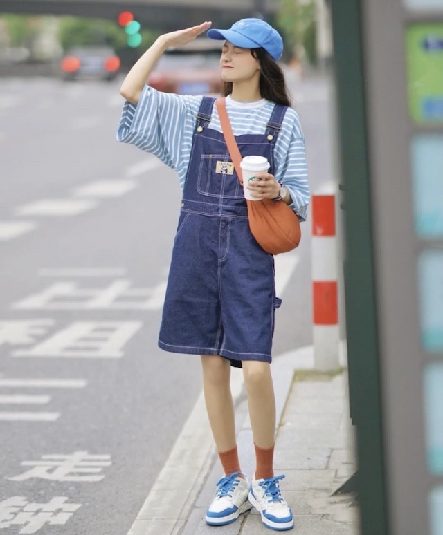 背带裤是年轻的专属?30岁女人不服,今夏就用它来穿搭