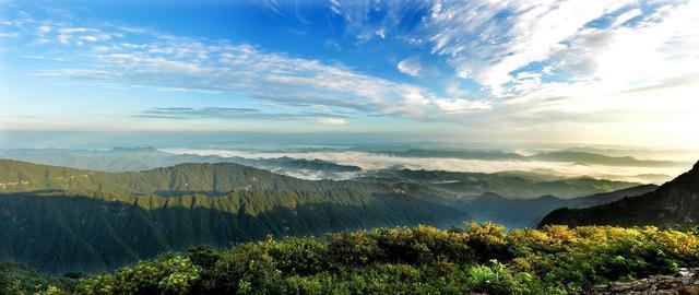 通山县是"国家全域旅游示范区",两座风景秀美的山峦