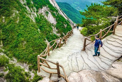 罗田县是大别山核心景区,境内崇山峻岭,山峦起伏跌宕