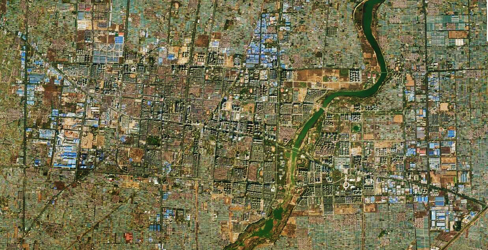 卫星航拍山东寿光一座被蔬菜大棚包围的城市