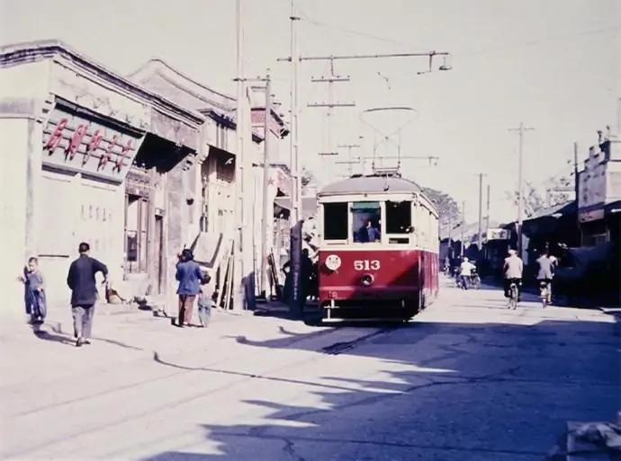 1953年,北京的城市街景,当时一辆有轨电车正在从这里经过.