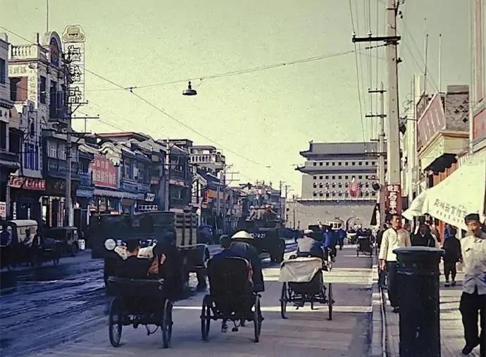 1958年,北京崇文门外大街西花市路口附近的城市街景.