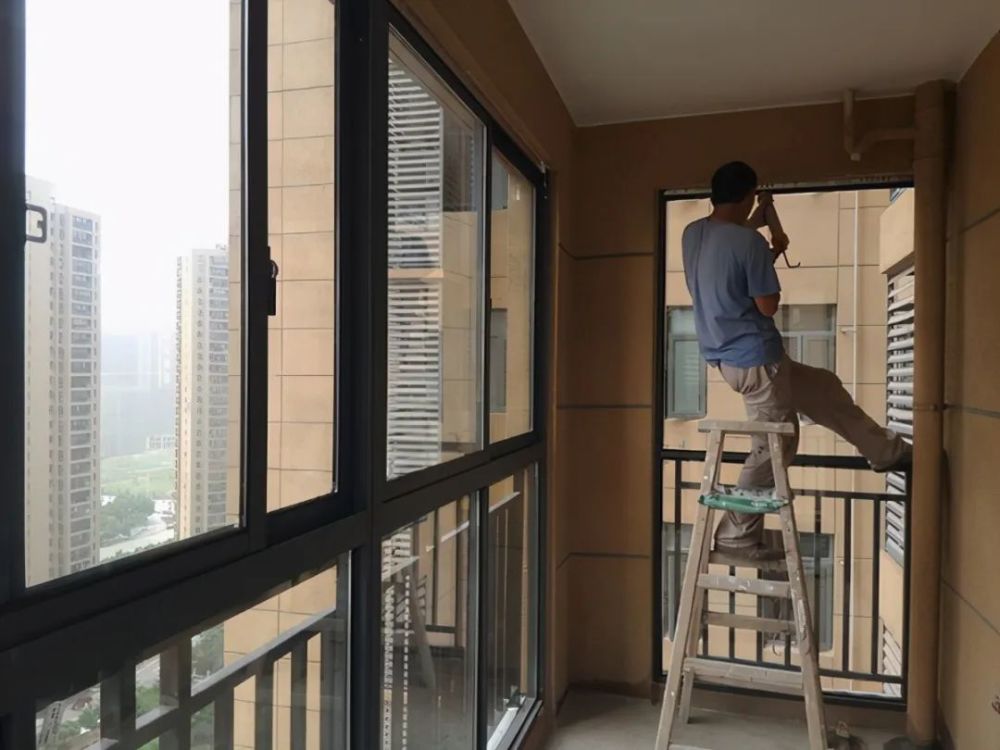 花一万元封的阳台值不值得?监理一席话,才懂得门窗中的行道