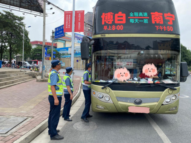 图为执法人员将乘客带至江南客运站购票乘车 来源:南宁市交通运输