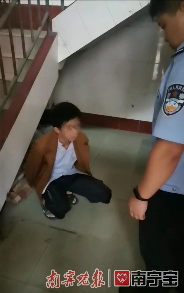 实拍男偷女士内衣视频_专偷女士内衣打胶图片