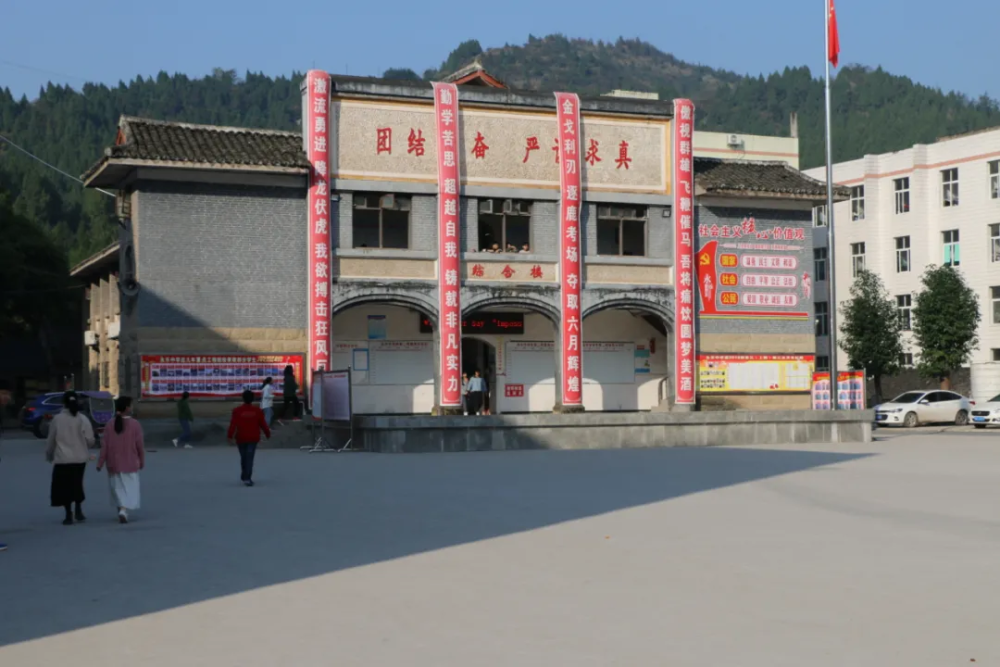 (图源:仪陇零距离)仪陇永乐中学创建于1957年,办学60余年来,学校始终