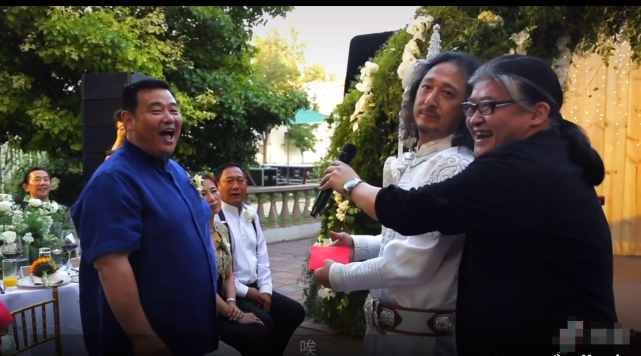 三宝小24岁妻子庆结婚四周年,穿婚纱肤白貌美,夫妻同框似两代人