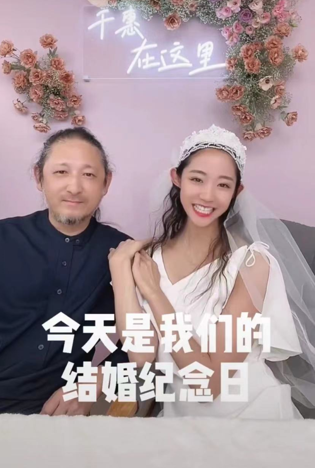 三宝小24岁妻子庆结婚四周年,穿婚纱肤白貌美,夫妻似