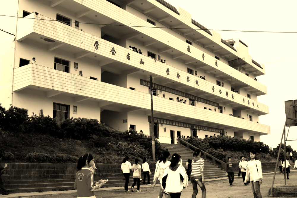 忠县官坝初级中学校以官坝"蚕桑"特色产业与学校深厚文化底蕴为背景