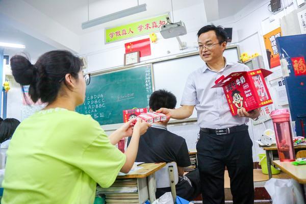 刘付刚老师为学生发放旺仔牛奶